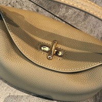 Sac à main polyvalent en cuir de vachette pleine fleur, nouvelle collection printemps-été 2025, en cuir véritable, tendance, simple, avec fermeture à loquet et couleurs contrastées