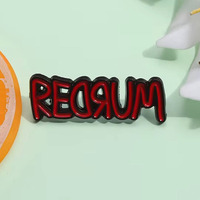 Le nouveau souvenir chaud insigne en métal épinglettes personnalisées rouge anglais vêtements créatifs chaussures accessoires grec doux émail broche lettre