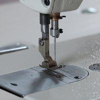 Machine à Coudre Industrielle HK8700, État Neuf, Point Noué à Plat pour Vêtements Salopettes Moteur Engrenage