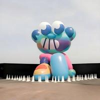 Fille géante gonflable de dessin animé allongée avec smartphone, mascotte gonflable surdimensionnée de 4M/6M/8M pour événements, centres commerciaux, promotion de marque