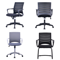 Chaise moderne pivotante en maille avec accoudoir intégré et dossier moyen respirant pour chaise de bureau de conférence du personnel