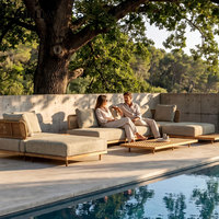 Canapé sectionnel de luxe pour bord de piscine, base en teck moderne, coussins épais, pour terrasse commerciale