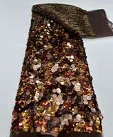 Tissu de robe de cérémonie haut de gamme, tissu brodé de sequins haute densité pour robe de mariée, tissu brodé de perles multicolores.