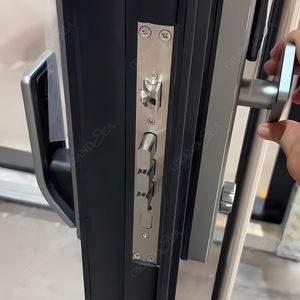 Pintu Pivot Depan Modern dari Baja Anti Karat dengan Bingkai Aluminium Hitam Mewah untuk Villa Kustom - Product Image 3