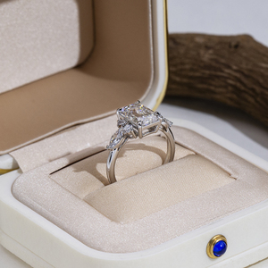 Bague de fiançailles Messi Jewelry MSR-2098 en or 18 carats avec diamant de laboratoire taille émeraude - Product Image 4