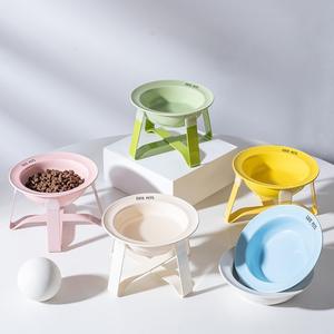 Comedero Elevado de Cerámica y Hierro Ecológico e Impermeable 2 en 1 para Mascotas con Diseño de Soporte para el Cuello que Previene el Acné en la Barbilla y Mejora la Postura - Product Image 1