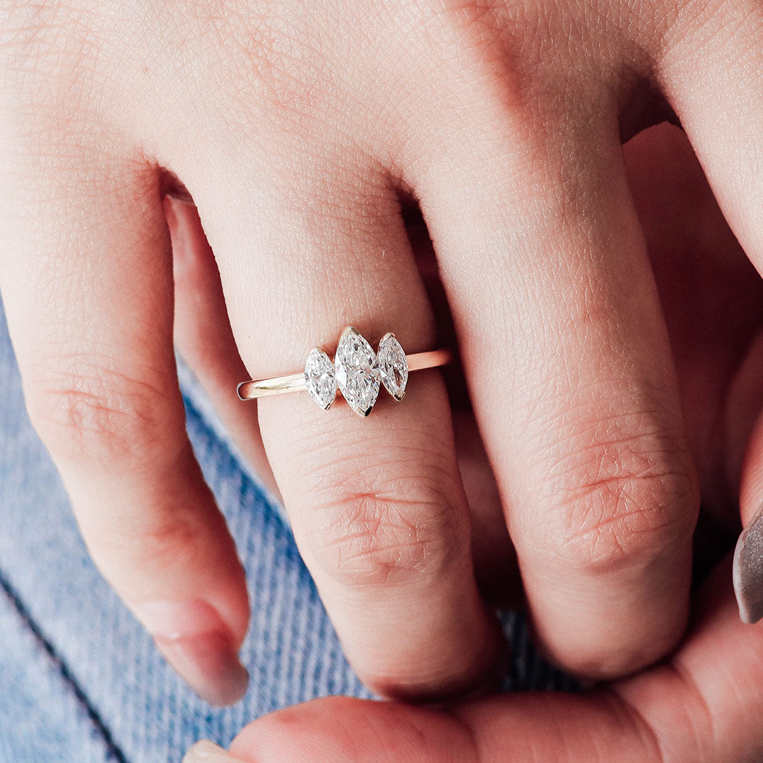 Anillo de oro amarillo de 10 quilates con diamantes de laboratorio