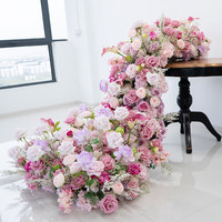 Chemin de table floral long rose poudré et lavande, arrangement de fleurs artificielles en soie (calla, lys, rose) pour décoration classique de mariage et de fête