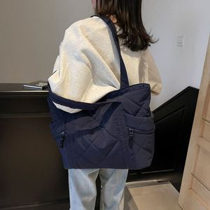Sacs à main pour femmes, sacs fourre-tout en duvet rose pour les voyages et les courses en plein air, logo personnalisé - Product Image 6