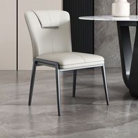 Chaise de salle à manger moderne et robuste avec structure métallique et dossier rembourré en cuir, design nordique décontracté, mobilier de maison