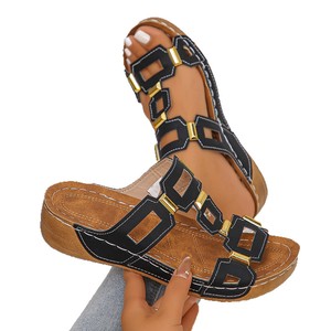Sandali da Donna Taglia Grande Stile Europeo con Zeppa e Plateau, Ciabatte Estive Monocolore con Fibbia - Product Image 1