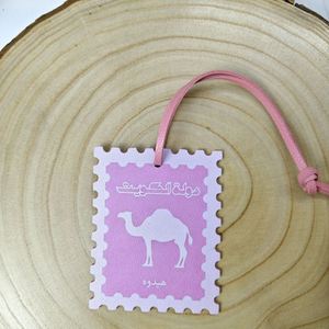 Pendentif en cuir imprimé UV avec motif chameau, souvenir promotionnel HR Dubaï, breloque de sac bohème avec lettres arabes du désert - Product Image 3