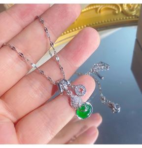 Collier en acier inoxydable étanche avec chaîne en titane et pendentif gourde verte en calcédoine chinoise - Product Image 4