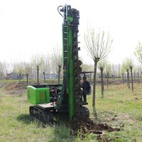 Machine de pose de poteaux solaires de couleur verte, optimisée pour l'alignement des structures de montage photovoltaïque