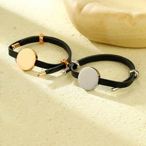 Pulseras de Pareja Ajustables de Acero Inoxidable y Cuero con Grabado Personalizado de Nombres, Brazaletes de Moda para Hombre y Mujer - Product Image 2