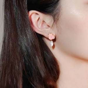 Boucles d'oreilles clous pour femmes, nouvelles, classiques et tendance, en alliage de zinc plaqué argent, avec fleur en cristal rose et perle sertie closée - Product Image 3