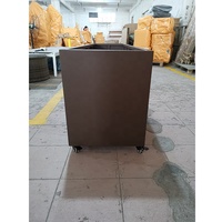 Pot Bunga Luar Ruangan Modern dari Aluminium Lapis Bubuk Besar dengan Anyaman PE, Roda, Tahan UV, Tahan Lama, Bentuk Dapat Disesuaikan