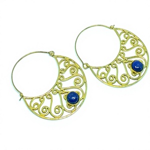 Boucles d'oreilles créoles bohèmes en laiton avec pierre naturelle lapis-lazuli plaqué or, cadeau d'anniversaire pour femme, vente en gros - Product Image 2