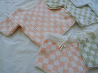 Ensemble de pulls pour bébé tricotés neutres à carreaux 100% coton à col rond et à manches courtes 2 pièces