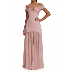 เดรสยาวเปิดไหล่สำหรับผู้หญิง - ชุดราตรีผ้าตาข่ายโปร่งประดับเข็มกลัดดอกไม้สีทอง ชุดออกงานแฟชั่น - Product Image 1