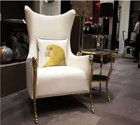 Fauteuil de salon individuel de luxe au design moderne en métal avec pieds en cuivre et dossier haut en tissu velours