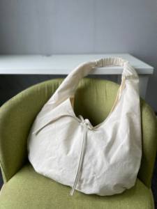 กระเป๋าโท้ทผ้าแคนวาสลายการ์ตูนโลโก้แบบกำหนดเอง ความจุเยอะ สำหรับผู้หญิง สไตล์ลำลอง คลาสสิก สายสะพายรูปพระจันทร์ เหมาะสำหรับการเดินทาง - Product Image 5