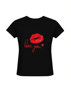 T-shirt Oversize da Donna con Stampa Labbra Rosse 'Love You', Taglie Forti, Manica Corta, Girocollo, Vestibilità Ampia, in Cotone Nero, Top Casual - Product Image 1