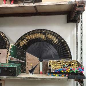 Abanico Plegable de Bambú Hecho a Mano, Estilo Antiguo, Pintado con Arte Folclórico de Pavo Real Dorado, Verde, Azul y Negro, Regalo Tradicional Hanfu para Negocios - Product Image 2