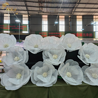NIKA Décoration de plafond personnalisée pour événements de mariage et salles de banquet, Têtes de fleurs géantes en tissu organza blanc
