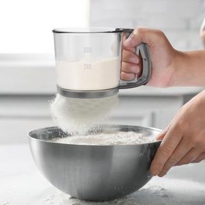 Ustensiles de cuisine spécialisés : Tamis manuel en plastique à mailles fines pour farine et sucre, avec fonction de saupoudreur et de passoire intégrée - Product Image 1