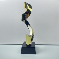 Trophée personnalisé en métal plaqué or avec gravure – Récompense durable pour événements sportifs, team building et remise de diplômes