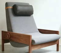 Fauteuil lounge moderne de style mid-century en bois massif avec revêtement textile et appui-tête en cuir réglable pour salon, hôtel et espaces de loisirs