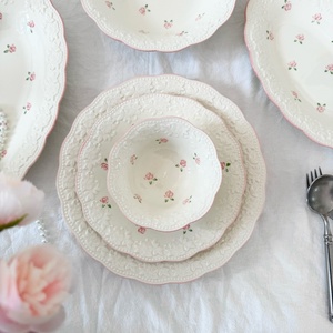 Assiettes et bols <span class=keywords><strong>en</strong></span> céramique <span class=keywords><strong>blanche</strong></span> à motif floral <span class=keywords><strong>en</strong></span> relief style rétro europé<span class=keywords><strong>en</strong></span>, assiettes à soupe <span class=keywords><strong>en</strong></span> <span class=keywords><strong>forme</strong></span> <span class=keywords><strong>de</strong></span> fleurs <span class=keywords><strong>en</strong></span> céramique <span class=keywords><strong>en</strong></span> gros - Product Image 6