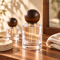 Flacon pulvérisateur de parfum cylindrique en verre transparent personnalisé de 30 ml, 50 ml, 100 ml avec bouchon à bille en bois pour l'emballage de parfums