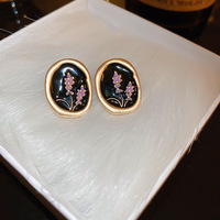 Boucles d'oreilles pendantes rétro en alliage, style aiguille d'argent vintage, élégantes et luxueuses, style palais, avec pierre principale en imitation perle, forme fleur
