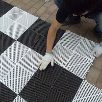 Carreaux de sol modulaires antidérapants 18mm Carreaux de sol de garage en plastique imbriqués pour l'atelier de vente de voitures