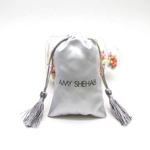 Pochettes à cordon en satin écologiques personnalisées avec pompons, couleur et taille sur mesure, logo imprimé en soie pour l'emballage de petits bracelets - Product Image 1
