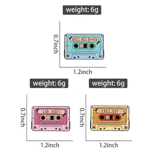 Spille in smalto <span class=keywords><strong>a</strong></span> tema musica retrò, <span class=keywords><strong>cassette</strong></span> e CD, con motivi vintage di nastri e frasi 'Sad Vibes' e 'Chill Out', distintivi da risvolto per zaini, gioielli regalo per fan e amici - Product Image 2