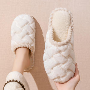 Pantuflas de invierno y otoño para hombre y mujer, zapatos de algodón cálidos y cómodos para interiores y exteriores. - Product Image 1