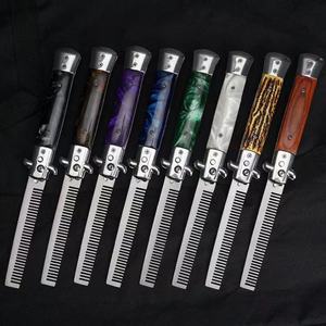 Cuchillo de bolsillo tipo navaja con peine, cepillo para el cabello y botón de apertura automático - Product Image 1