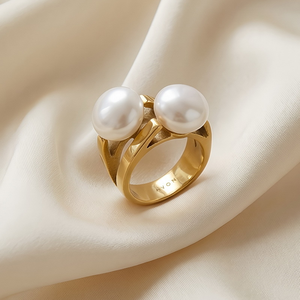 Anillo Retro Chic para Mujer al por Mayor, Opciones en Oro y Plata, Diseño Curvo con Doble Perla Grande de Imitación, Acero Inoxidable - Product Image 1