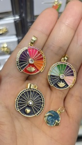 Colgante Redondo de Esmalte Colorido al por Mayor, Dije de Latón Chapado en Oro con Diseño de Abanico Radiante para Collares y Pulseras - Product Image 2