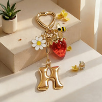 Porte-clés pendentif populaire en forme de lettre fraise, avec motifs fruit, abeille, fleur, et lettre fraise, créatif, petit pendentif