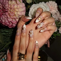Ongles à presser en acrylique dégradé blanc rose nude avec coquillages 3D et étoiles de mer, accents de perles dorées, personnalisables, vente en gros, 10 pièces