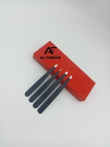 Pince à épiler sourcils noire mate à pointe inclinée en acier inoxydable avec logo personnalisé pour l'épilation des sourcils et les soins personnels - Product Image 5