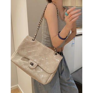 Sac fourre-tout grande capacité pour femme avec chaîne losange, en cuir PU et doublure polyester, idéal pour les trajets quotidiens, vente en gros - Product Image 1