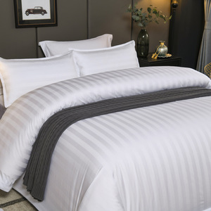 Parure de Lit d'Hôtel King Size Blanche 100% Coton Rayé 3cm, Drap Plat et Drap Housse - Product Image 1