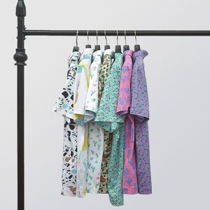 เสื้อกอล์ฟผู้ชายแบบสวมใส่สบาย แห้งเร็ว ทรงเข้ารูป ผ้าถักยืดหยุ่น พร้อมโลโก้ OEM และแถบสะท้อนแสงที่คอเสื้อ - Product Image 3