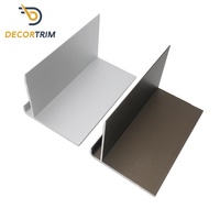 Profilé d'escalier antidérapant certifié DECORTRIM en aluminium avec bord dentelé pour la conformité aux normes de sécurité des bâtiments commerciaux