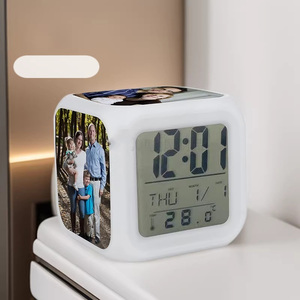 Réveil numérique <span class=keywords><strong>de</strong></span> bureau industriel avec design personnalisé, couleurs variables et fonction calendrier - Product Image 4